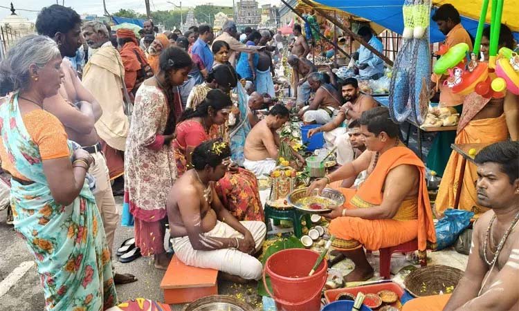 இன்று தை அமாவாசை: நீர்நிலைகளில் முன்னோர்களுக்கு மக்கள் தர்ப்பணம்